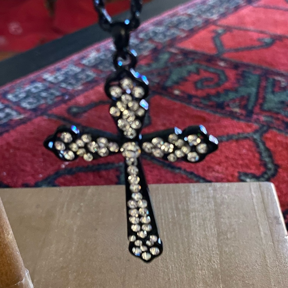 Beautiful crystal cross pendant and chain - Picture 3 of 6